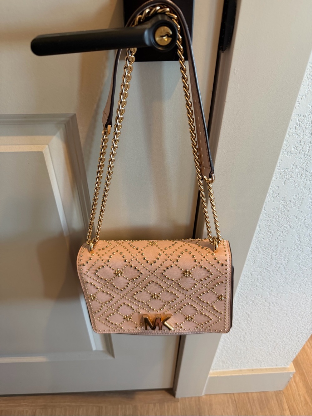 Michael Kors Istanbul Mott Large Chain Shoulder bag in a powder blush color